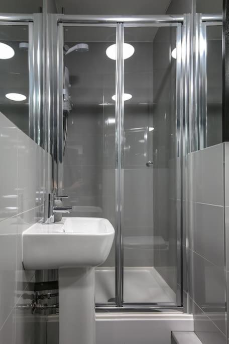 The V.I.P Suite - Sleeps 24! Best For Large Groups Liverpool Exterior photo